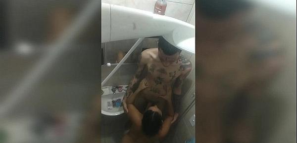  Filmei a novinha no banho, de boca no pau do tatuado...  Ela Baez e Dluquinhaa